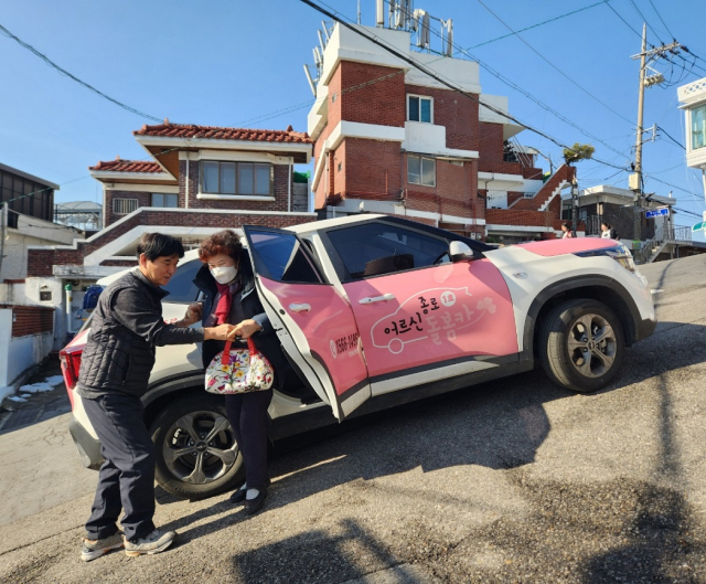 어르신 돌봄카를 이용하는 종로구민의 모습. 사진 제공=종로구