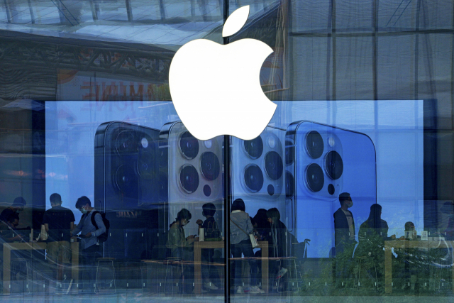 중국 베이징의 한 애플스토어에서 고객들이 제품을 구경하고 있다. AP연합뉴스