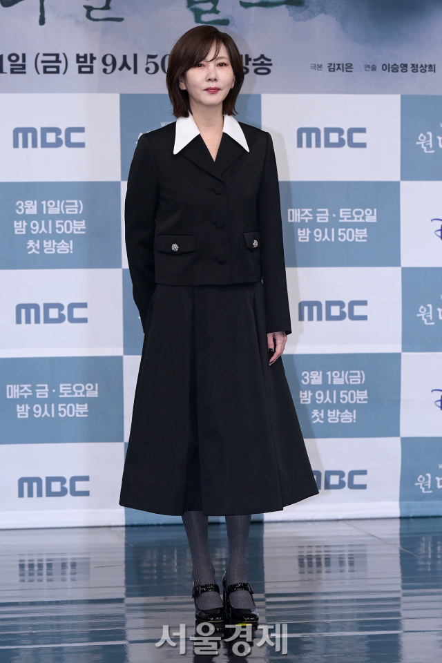 배우 김남주가 29일 오후 서울 마포구 MBC 골든마우스홀에서 진행된 MBC 새 금토드라마 ‘원더풀 월드’(극본 김지은/연출 이승영) 제작발표회에서 포즈를 취하고 있다. 김규빈 기자