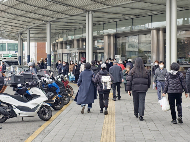 29일 오전 서울 종로구 서울대병원 본관으로 사람들이 발걸음을 옮기고 있다. 임종현 견습기자