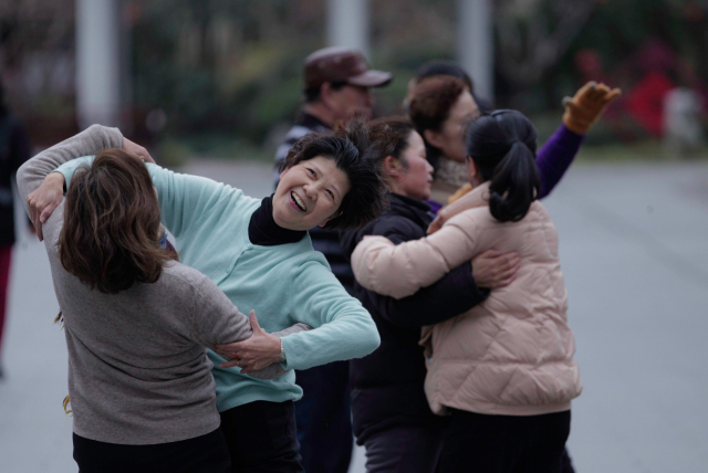 중국 상하이의 한 공원에서 26일 사람들이 춤을 추고 있습니다. EPA연합