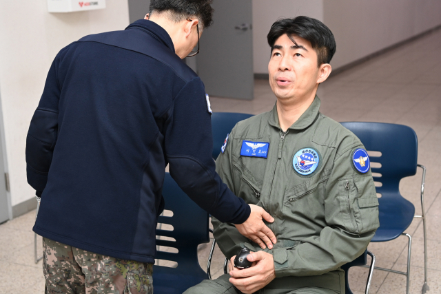 28일 공군 항공우주의료원에서 본지 이현호 기자가 ‘중가속도내성강화훈련’(G-TEST)에 앞서 특수호흡법인 ‘L1 호흡법’을 연습하고 있다. 사진 제공=공군
