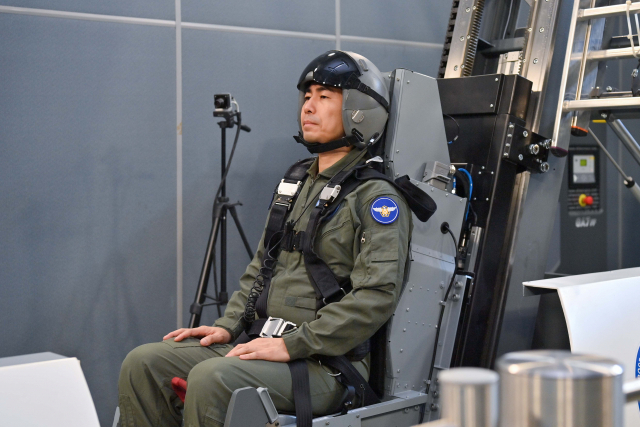 8일 공군 항공우주의료원에서 본지 이현호 기자가 ‘비상탈출훈련’을 위해 사출 훈련장비에 올라타 앉아 있다. 사진 제공=공군