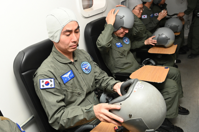 8일 공군 항공우주의료원에서 본지 이현호 기자가 ‘고공저압환경훈련’을 위해 훈련장에 앉아 장비를 착용하고 있다. 사진 제공=공군