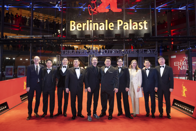 마동석 영화 ‘범죄도시4’의 배우들과 제작진이 카를로 샤트리안 예술감독과 베를리날레 팔라스트에 입장하기 전 레드카펫에서 포즈를 취했다. 사진제공=ⓒAlexander Janetzko/Berlinale 2024