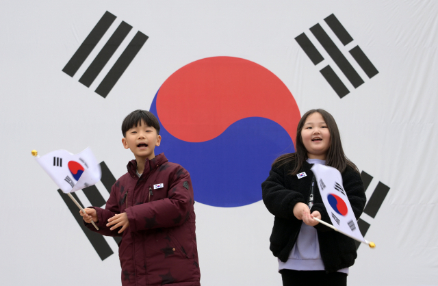 치.1절을 하루 앞둔 29일 서울 서대문구 서대문형무소역사관 대형태극기 앞에서 어린이들이 밝은 표정을 만세를 외치고 있다.