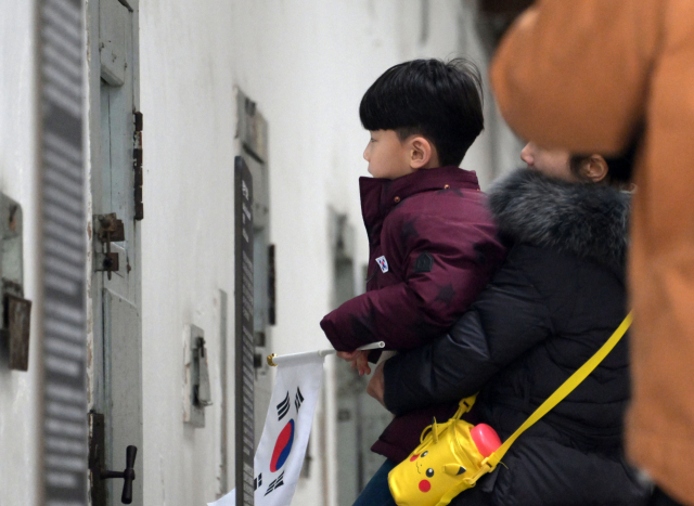 3.1절을 하루 앞둔 29일 서울 서대문구 서대문형무소역사관에서 어린이 등 시민들이 내부를 관람하고 있다.