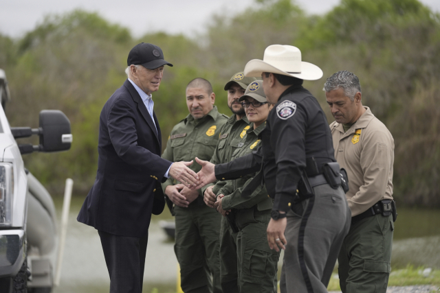 조 바이든 대통령이 29일(현지시간) 멕시코주 브라운스빌을 찾아 국경수비대원들과 악수를 나누고 있다. AP연합뉴스
