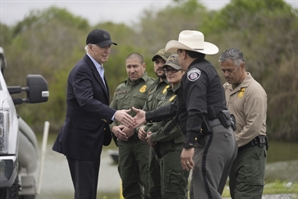 美 대선 쟁점 떠오른 '불법 이민'에 바이든·트럼프 '네탓' 공방