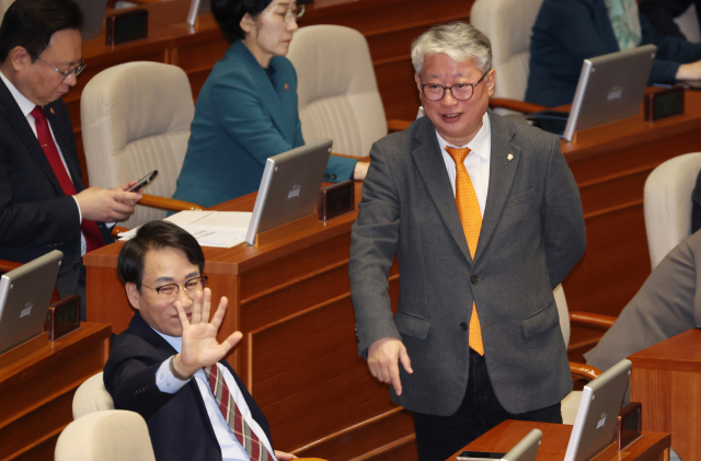 개혁신당 조응천(오른쪽), 이원욱 의원이 지난달 21일 국회에서 열린 본회의에서 민주당 의원석 방향으로 손인사를 하고 있다. 연합뉴스