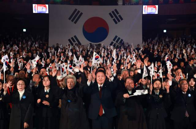 윤석열 대통령과 참석자들이 1일 서울 중구 유관순 기념관에서 열린 제105주년 3.1절 기념식에서 만세삼창을 하고 있다. 연합뉴스