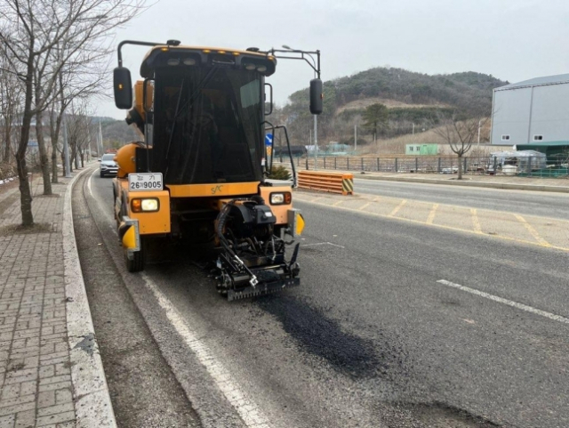 포트홀 긴급정비. 사진 제공=파주시