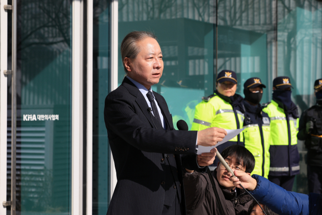 주수호 대한의사협회 비상대책위원회 언론홍보위원장이 1일 오후 서울 용산구 의협 회관 앞에서 경찰의 압수수색과 관련해 입장을 밝히고 있다. 연합뉴스