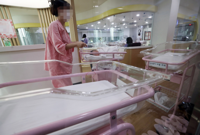 통계청이 합계출산율을 발표한 28일 서울시 내 한 산후조리원 신생아실의 요람이 비어있다. 오승현 기자