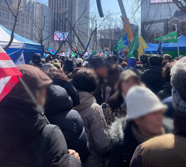 1일 오전 서울시 중구 세종대로 인근 인도에서 집회 참가자들이 이동하고 있다.이정훈 견습기자