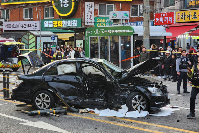 29일 오후 5시께 서울 은평구 불광동 왕복 6차로 도로에서 스포츠유틸리티차(SUV) 한 대가 차량 8대와 70대 보행자를 잇달아 들이받아 70대가 숨지고 13명이 다쳤다. 사진은 경찰이 사고처리를 하는 모습. 연합뉴스