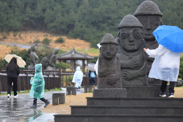 지난달 29일 제주 서귀포시 대정읍 송악산을 찾은 관광객이 산책하고 있다. 연합뉴스