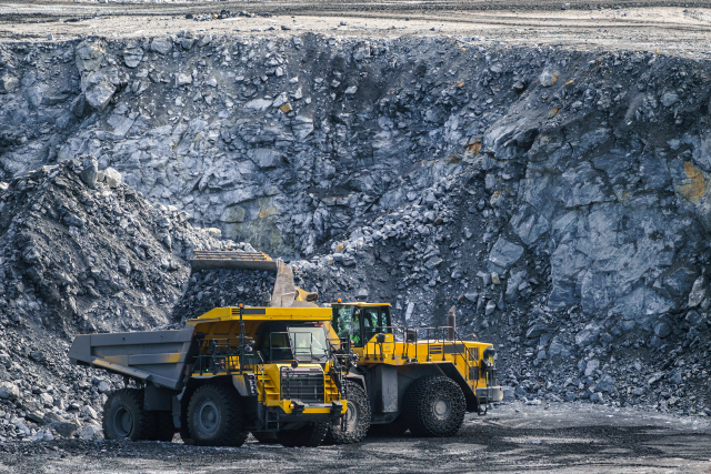 해외의 한 광산에서 작업자들이 광석을 캐고 있다. 서울경제DB