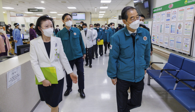 의사 집단행동 관련 응급의료센터 점검하는 한덕수 총리