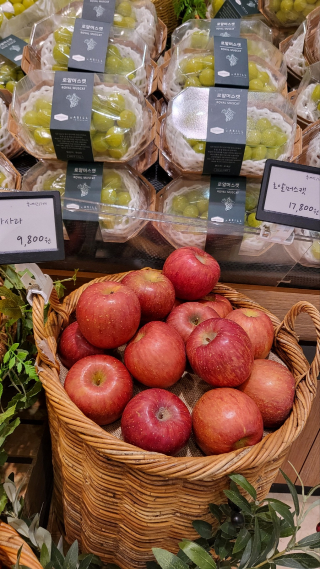 서초구 소재 백화점에서 판매되고 있는 사과(1개에 9800원).