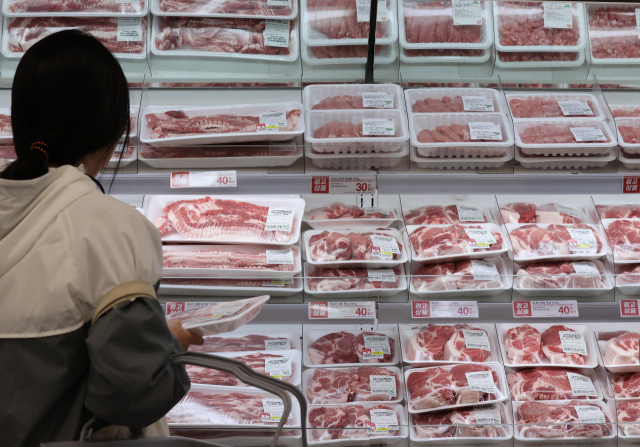 서울 한 대형마트 매장에서 시민이 돼지고기를 고르고 있다. 연합뉴스