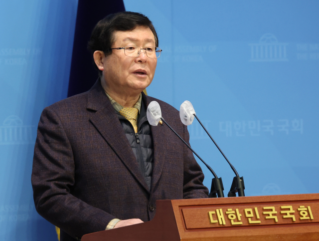설훈 의원이 2월 28일 국회에서 기자회견을 열고 더불어민주당 탈당을 선언하고 있다. 연합뉴스