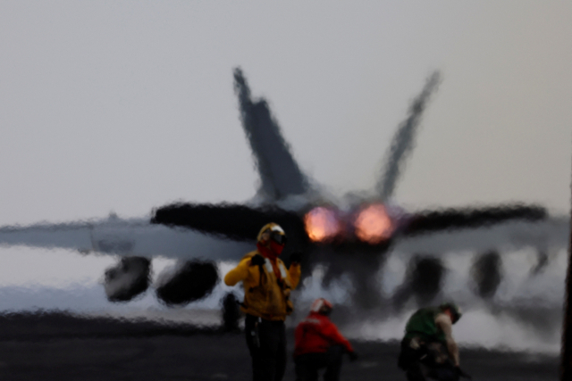 지난달13일(현지시간) 미국 항공모함 드와이트 아이젠하워호에서 F/A-18E 호넷 전투기가 홍해 일대로 출격하고 있다. 연합뉴스