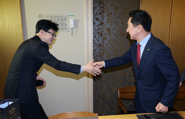 한동훈 국민의힘 비상대책위원장이 1월 17일 오후 서울 여의도 한식당에서 4선·5선 중진 의원들과의 오찬 간담회에 앞서 김기현 전 대표와 인사하고 있다. 공동취재