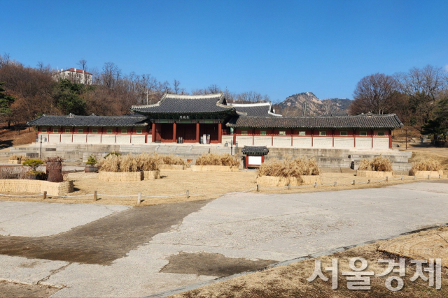 서울 경희궁의 모습. 일부 전각만 복원됐고 전반적으로 쓸쓸한 분위기다.