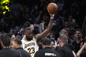 ‘킹’ 제임스, NBA 최초 정규리그 ‘4만 득점’ 금자탑