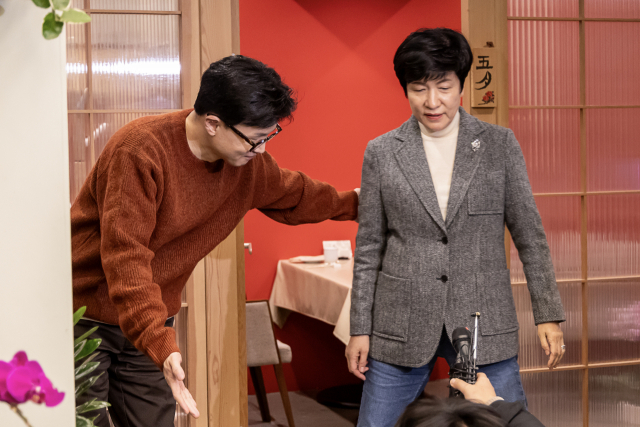 한동훈 국민의힘 비상대책위원장과 더불어민주당을 탈당한 김영주 국회부의장이 1일 오후 서울 종로구 모처에서 회동을 마친 후 취재진과의 인터뷰를 위해 이동하고 있다. 연합뉴스