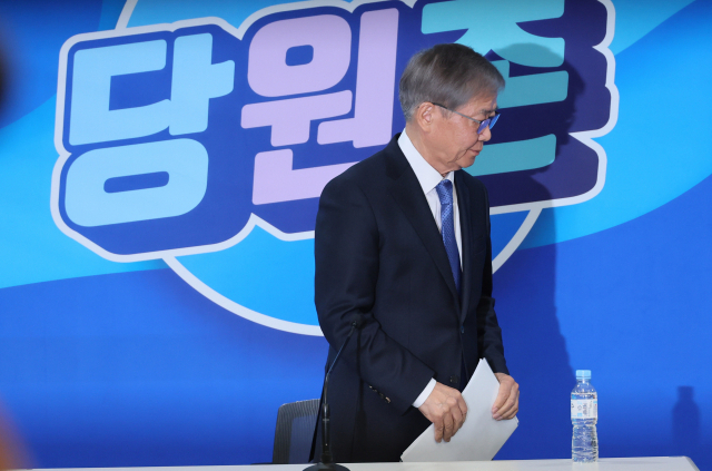 더불어민주당 임혁백 공천관리위원장이 지난 1일 서울 여의도 중앙당사에서 공천심사 결과를 발표한 뒤 나서고 있다. 연합뉴스