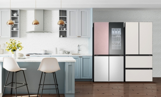 LG 디오스 상냉장 하냉동 냉장고(왼쪽)와 김치냉장고가 배치된 인테리어 이미지. 사진제공=LG전자