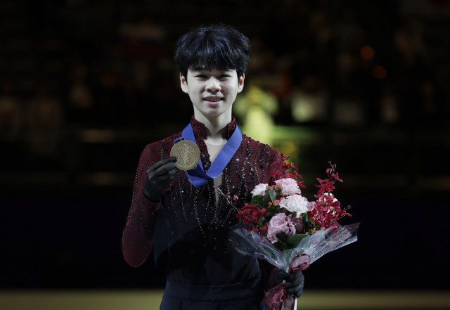 서민규가 2일 피겨 주니어 세계선수권대회 남자 싱글 시상대에서 금메달을 손에 들고 환한 미소를 짓고 있다. AP연합뉴스