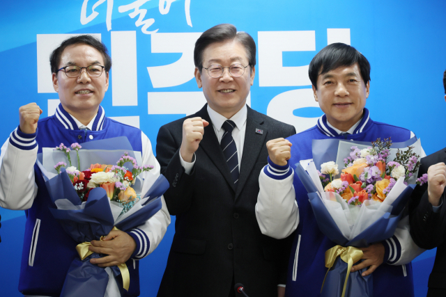 이재명 더불어민주당 대표가 23일 서울 여의도 중앙당사에서 열린 인재영입식에서 이성윤 전 서울고등검찰청 검사장, 정한중 한국외국어대학교 법학전문대학원 교수와 기념촬영을 하고 있다. 연합뉴스