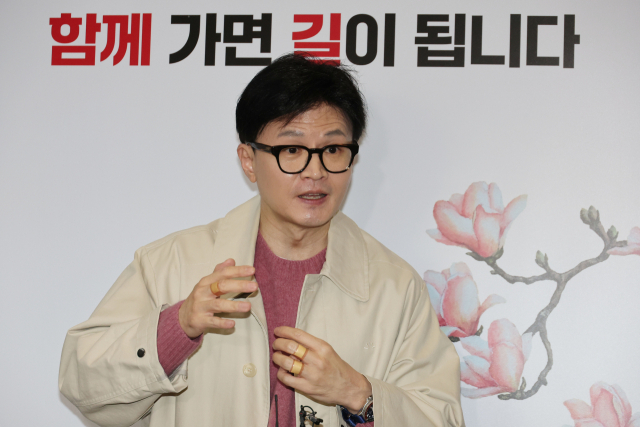 한동훈 국민의힘 비상대책위원장이 3일 오후 서울 여의도 당사에 들어서며 취재진의 질문에 답하고 있다. 공동취재