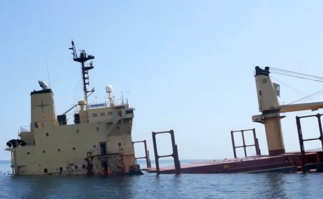후티 공격받은 루비마르호 결국 침몰…홍해에 거대한 기름띠