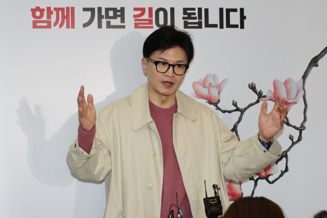 한동훈 국민의힘 비상대책위원장이 3일 오후 서울 여의도 당사에 들어서며 취재진 질문에 답하고 있다. 연합뉴스