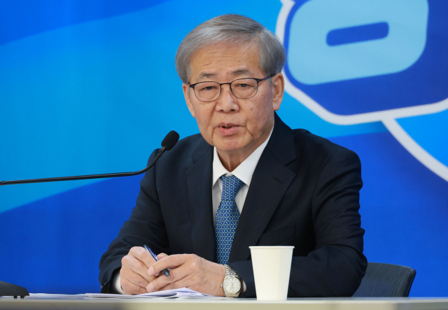 임혁백 더불어민주당 공천관리위원장이 2일 서울 여의도 중앙당사에서 10차 심사 결과를 발표하고 있다. 연합뉴스