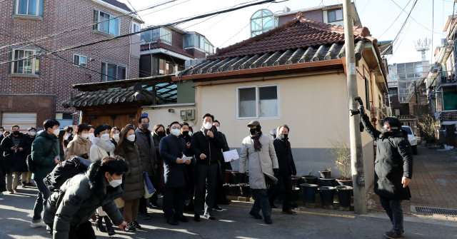오세훈 서울시장이 지난해 1월 서울 강북구 번동의 저층 주거지를 방문해 둘러보고 있다. 연합뉴스