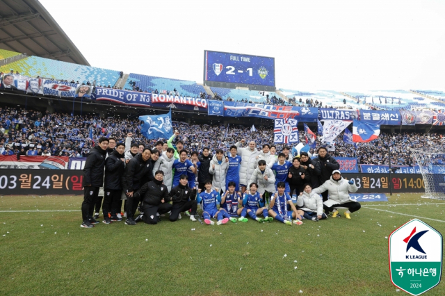 프로축구 수원 삼성이 3일 구단 사상 첫 K리그2 경기에서 승리한 뒤 팬들과 함께 기념 사진을 촬영하고 있다. 사진 제공=한국프로축구연맹