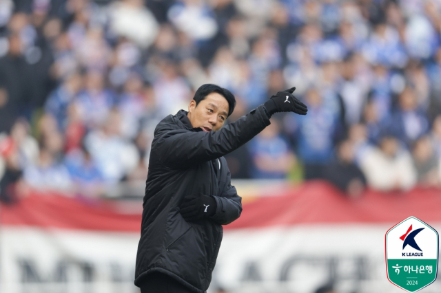 염기훈 수원 삼성 감독이 3일 충남 아산과의 프로축구 K리그2 개막전에서 작전을 지시하고 있다. 사진 제공=한국프로축구연맹