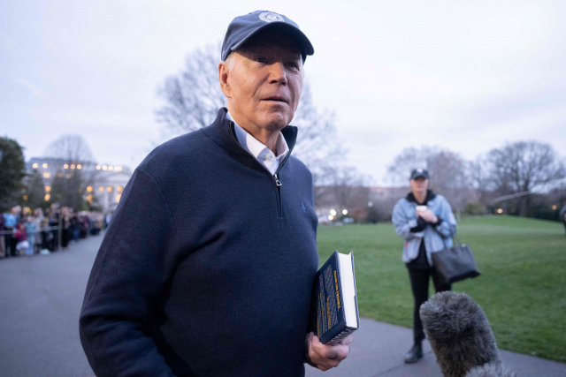 조 바이든 대통령이 지난 1일(현지시간) 워싱턴 DC 백악관에서 캠프 데이비드로 떠나며 기자들의 질문에 답하고 있다./AFP 연합뉴스