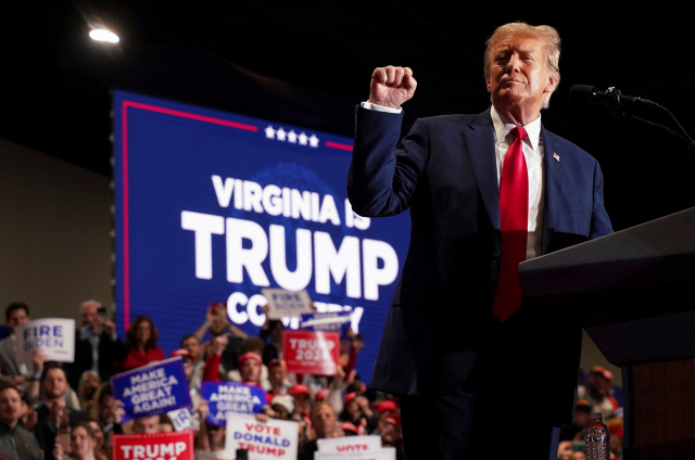 도널드 트럼프 전 미국 대통령이 2일(현지 시간) 버지니아주 리치먼드에서 지지자들을 향해 주먹을 들어 올리며 대선 승리를 다짐하고 있다. 로이터연합뉴스