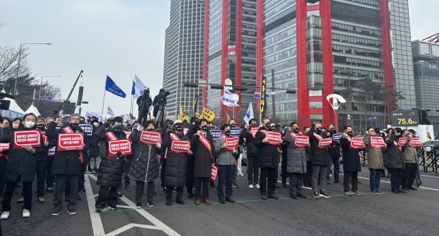 서울 영등포구 여의도공원에서 ‘전국 의사 총궐기대회’에 참석한 의사들이 3일 오후 피켓 시위를 하고 있다. 이정민 견습기자