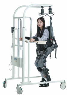 환자가 코스모로보틱스의 재활로봇 ‘이에이2 프로’를 착용하고 있다. 사진제공=코스모그룹