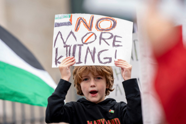2일 미국 워싱턴의 이스라엘 대사관 밖에서 가자지구 휴전을 촉구하기 위한 집회가 열렸다. 로이터연합뉴스