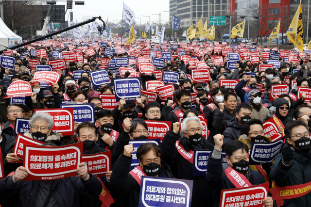 3일 오후 서울 영등포구 여의대로에서 대한의사협회 주최로 열린 전국의사총궐기 대회에서 의료인들이 깃발과 피켓을 들고 구호를 외치고 있다.