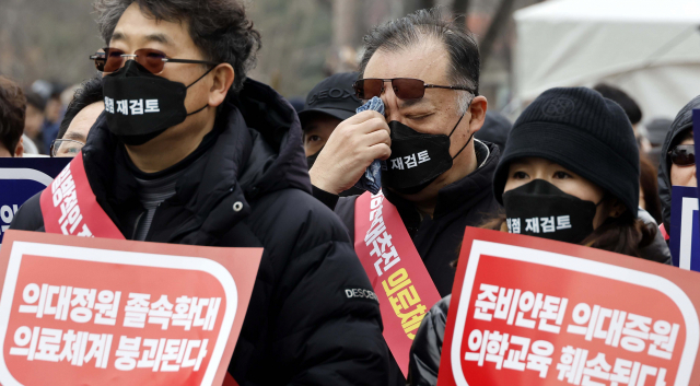 3일 오후 서울 영등포구 여의대로에서 대한의사협회 주최로 열린 전국의사총궐기 대회에서 의료인들이 깃발과 피켓을 들고 구호를 외치고 있다.