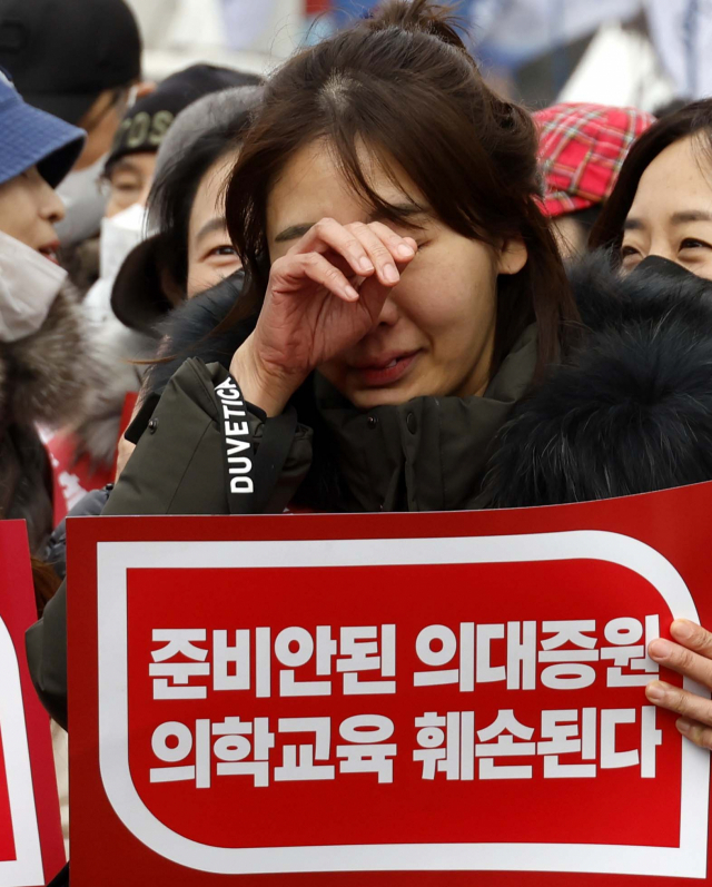 3일 오후 서울 영등포구 여의대로에서 대한의사협회 주최로 열린 전국의사총궐기 대회에서 의료인들이 깃발과 피켓을 들고 구호를 외치고 있다. 권욱 기자 2024.03.03